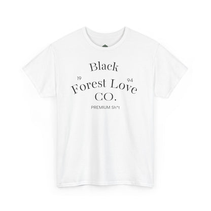 T-Shirt „Black Forest Love“ – Retro-Schwarzwald-Design mit Bollenhut & Hüttenzauber