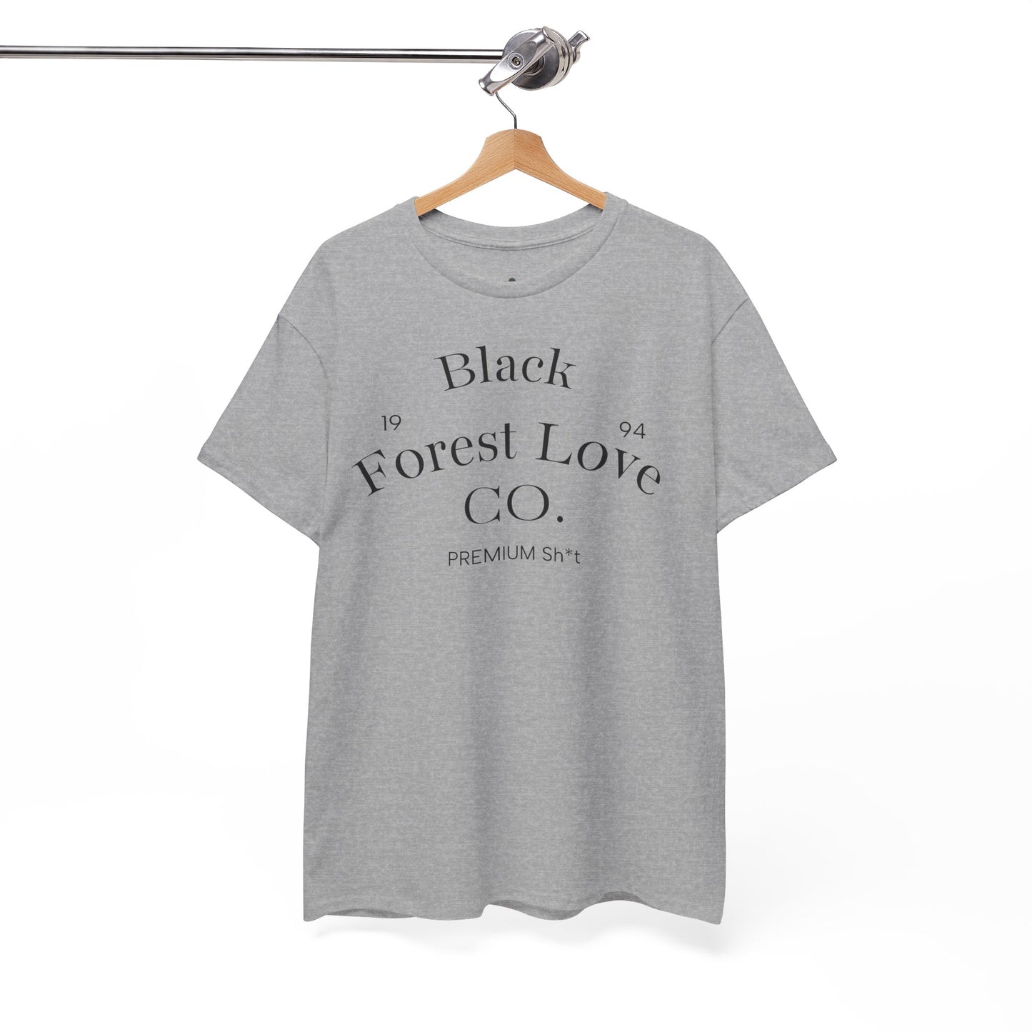 T-Shirt „Black Forest Love“ – Retro-Schwarzwald-Design mit Bollenhut & Hüttenzauber