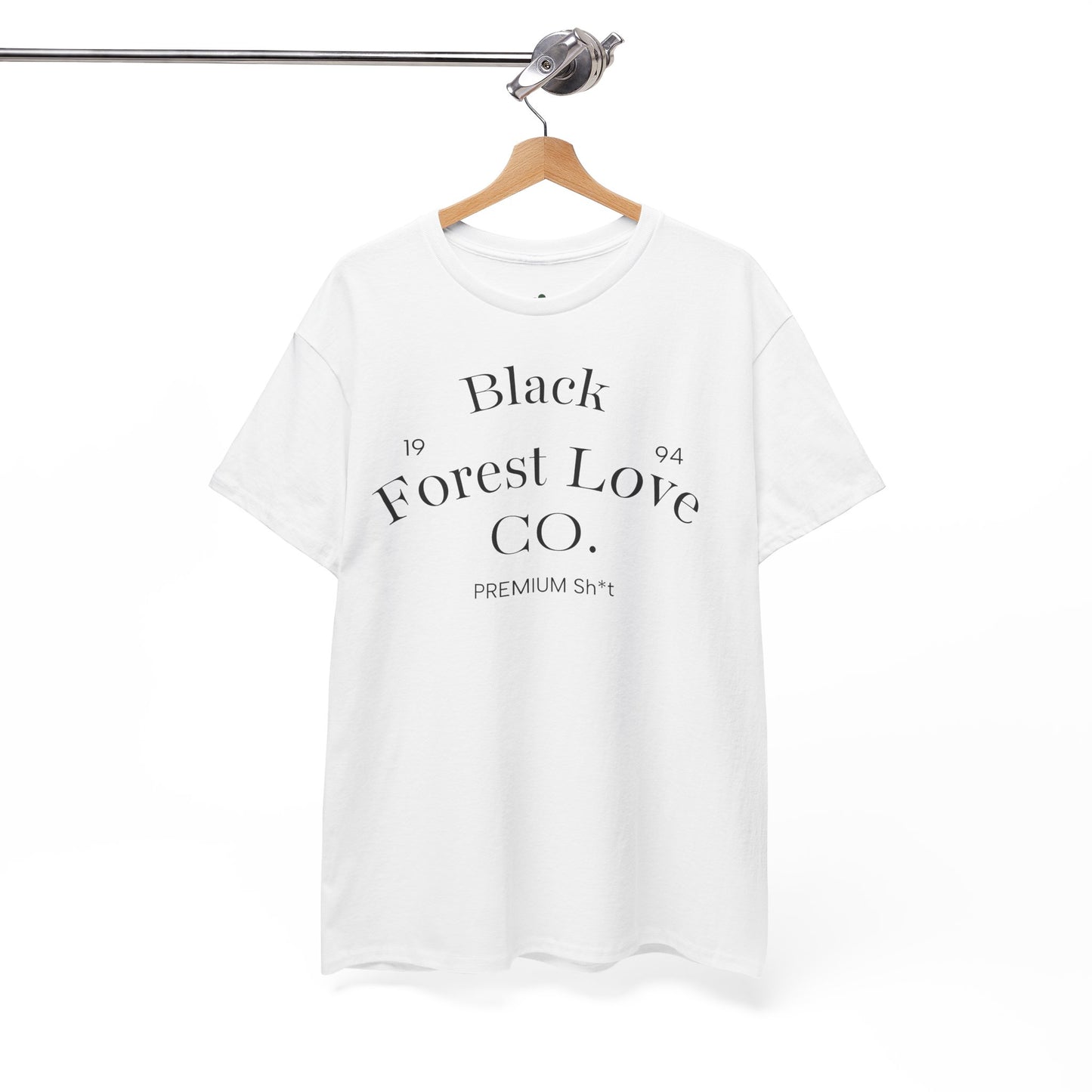 T-Shirt „Black Forest Love“ – Retro-Schwarzwald-Design mit Bollenhut & Hüttenzauber