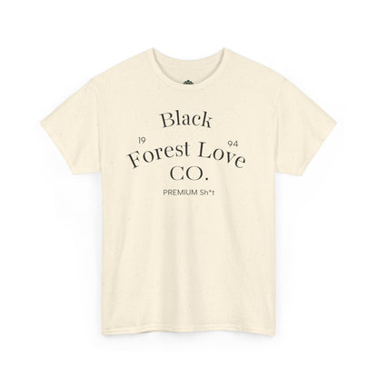 T-Shirt „Black Forest Love“ – Retro-Schwarzwald-Design mit Bollenhut & Hüttenzauber