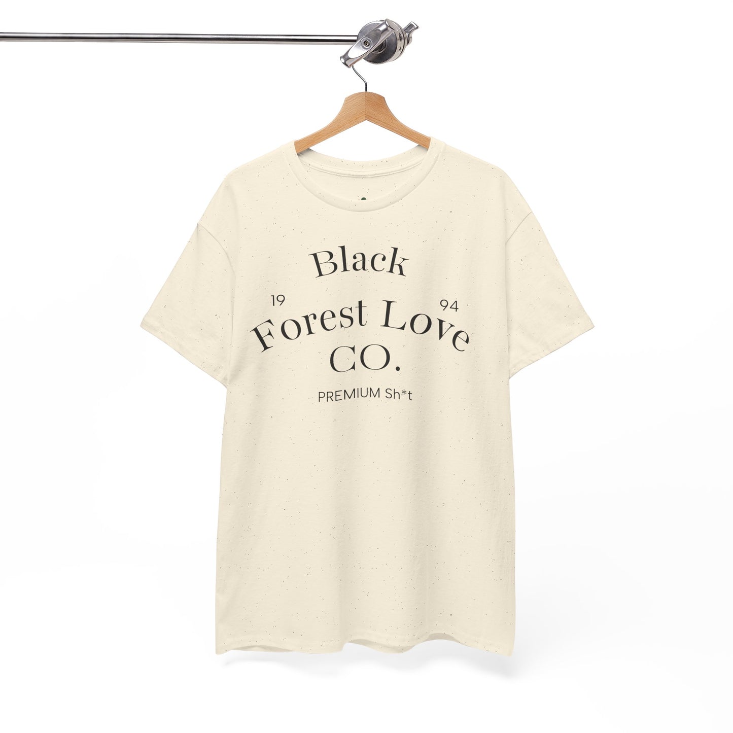 T-Shirt „Black Forest Love“ – Retro-Schwarzwald-Design mit Bollenhut & Hüttenzauber