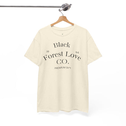 T-Shirt „Black Forest Love“ – Retro-Schwarzwald-Design mit Bollenhut & Hüttenzauber