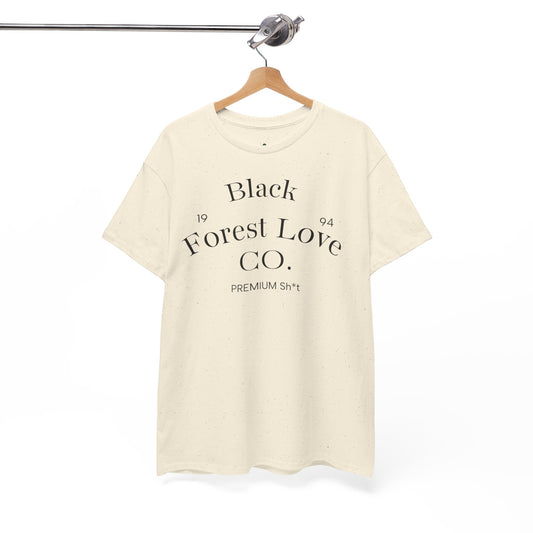 T-Shirt „Black Forest Love“ – Retro-Schwarzwald-Design mit Bollenhut & Hüttenzauber