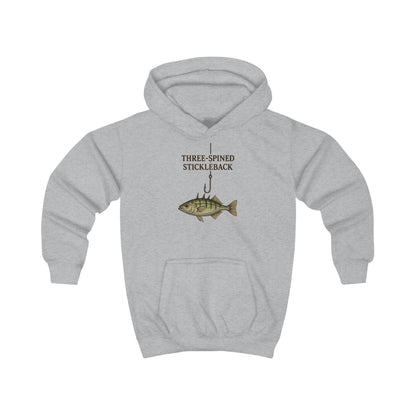 Kinder-Hoodie „Dreistacheliger Stichling“ mit Fisch- und Angelhaken-Motiv