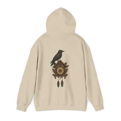 Hoodie mit Schwarzwald-Kuckucksuhr und Rabenmotiv – Retro-Design auf Sandfarbe